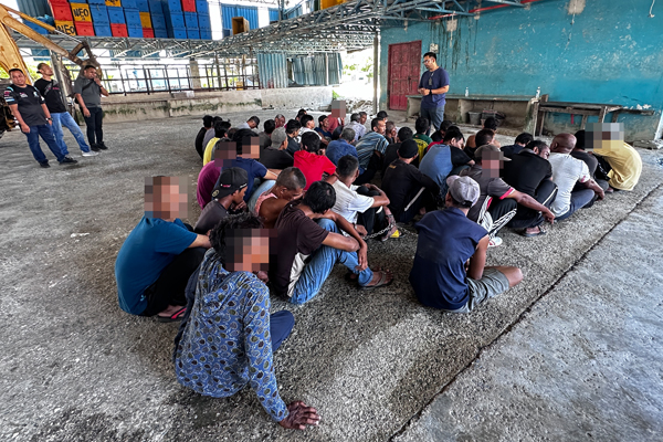 国家反毒机构到吉打港口某渔廊逮捕吸毒者。