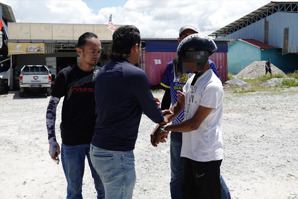 执法人员逮捕吸毒者。

