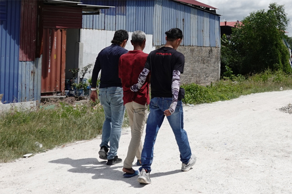 执法人员逮捕吸毒者。