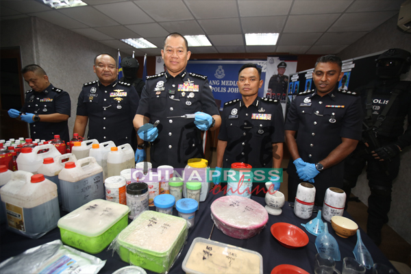 拉哈曼(左3起)及拉勿展示警方所起获各类毒品,以及毒品分装工具。