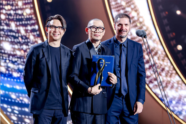 张吉安(中)从颁奖人领取最佳编剧奖。