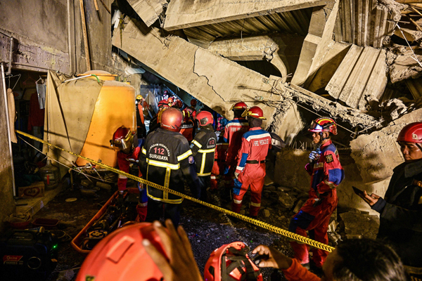 Rescue personnel search for survivors after a building collapsed at an Islamic boarding school in Sidoarjo, East Java province on September 29, 2025, injuring a number of students and trapping several others under the rubble. (Photo by Juni KRISWANTO / AFP)