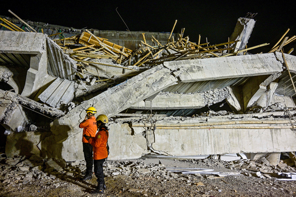 Rescue personnel inspect the site after a building collapsed at an Islamic boarding school in Sidoarjo, East Java province on September 29, 2025, injuring a number of students and trapping several others under the rubble. (Photo by Juni KRISWANTO / AFP)