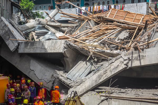 epa12415900 Rescuers search for survivors of a collapsed building at an Islamic boarding school in Sidoarjo, East Java, Indonesia, 30 September 2025. Dozens of students were injured, and others are feared to be trapped, after a prayer hall collapsed while students were performing the afternoon prayer at the Al-Khoziny Islamic boarding school in East Java on 29 September.  EPA/FULLY HANDOKO