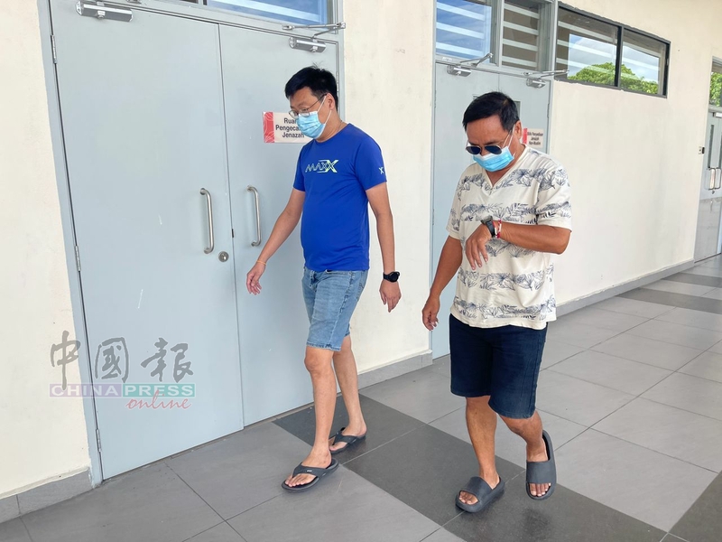 死者舅舅（右）在一名亲属陪同下，抵达浮罗山背中央医院太平间，准备领尸。
