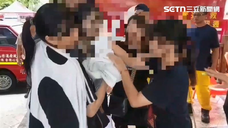 女童小沂全身沾满黑泥，与母亲深情相拥，画面感动全网。