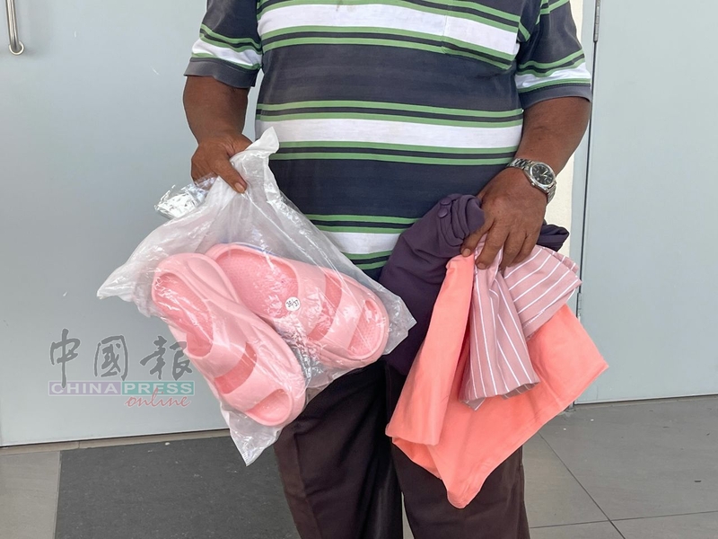 死者家属将死者生前的衣物带到太平间，准备放入棺木内。