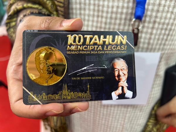 印有马哈迪肖像的特别版纯金纪念币，每枚重达10克。