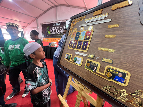 特别版纪念币，吸引着民众的注意。
