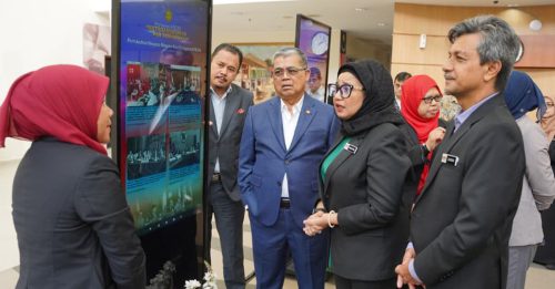 团结部长吁民众 提供东盟历史文物