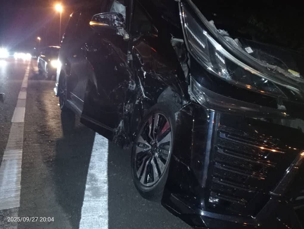 休旅车左边车身严重凹陷。