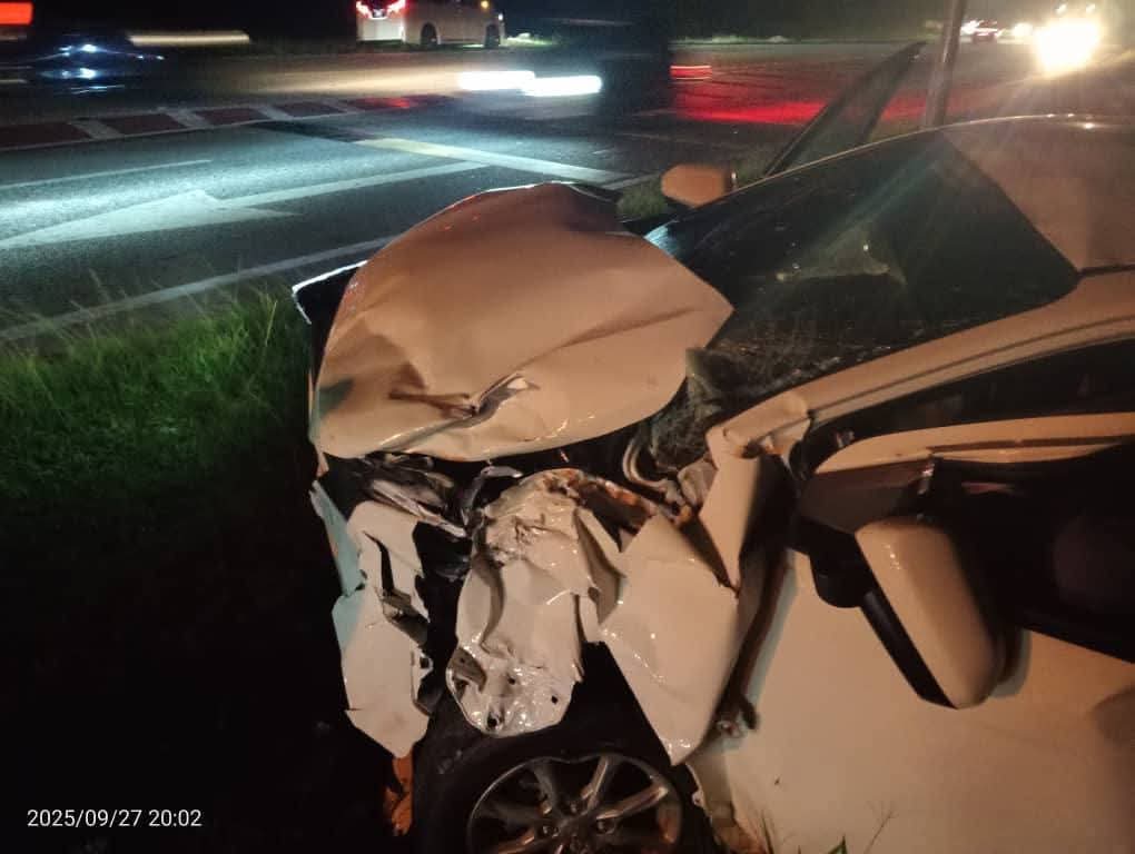 轿车在车祸后严重毁坏。