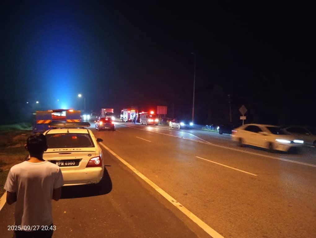 警方和消拯局赶抵现场进行指挥、调查和救援工作。