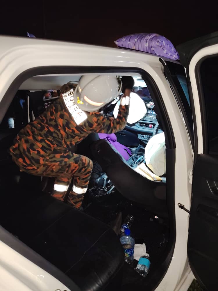 消拯员将被夹在车内死者遗体抬出车外。