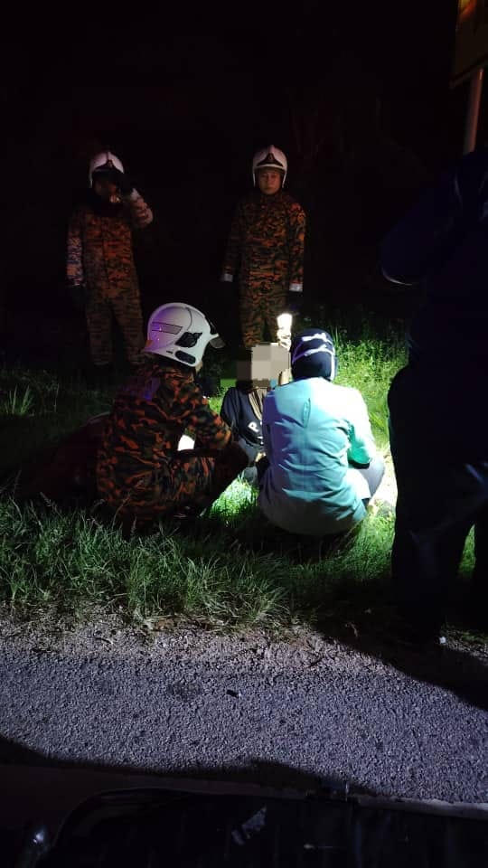 救援人员现场为伤者进行急救。