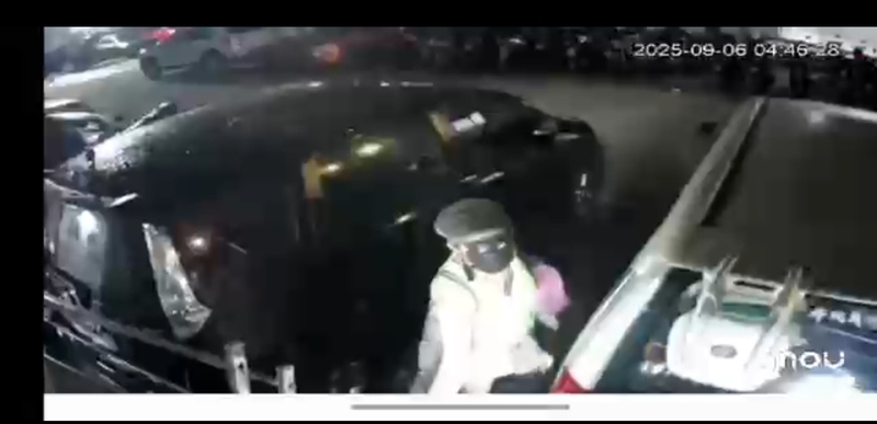 根据谢先生提供的闭路电视画面显示，女子到事主和父母住家泼漆和泼粪的过程，全被拍下。
