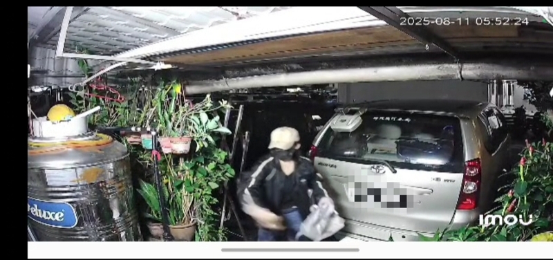 根据谢先生提供的闭路电视画面显示，女子到事主和父母住家泼漆和泼粪的过程，全被拍下。
