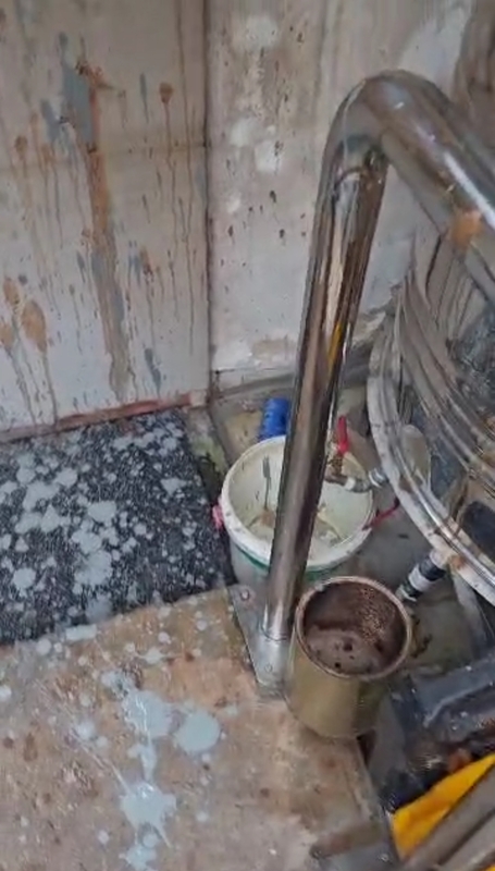 住家范围被泼漆和泼粪，场面一片狼藉。
