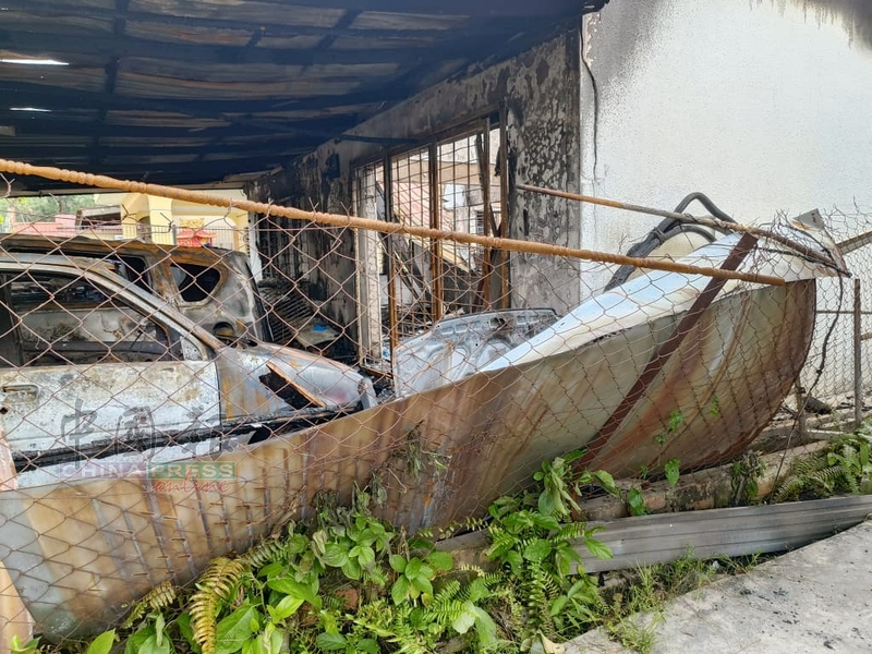 屋内锁头太多 阻邻居救父子