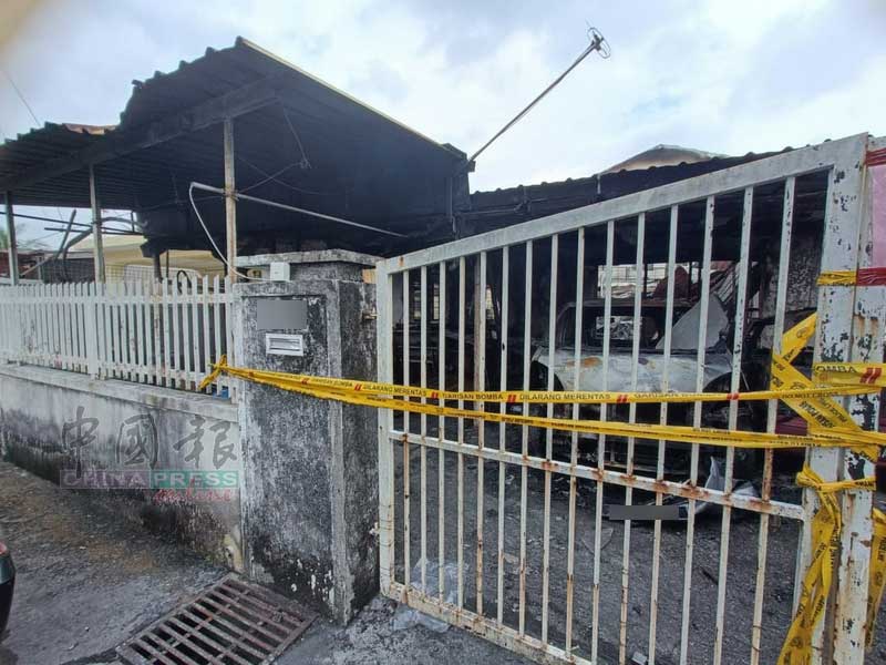 屋内锁头太多 阻邻居救父子