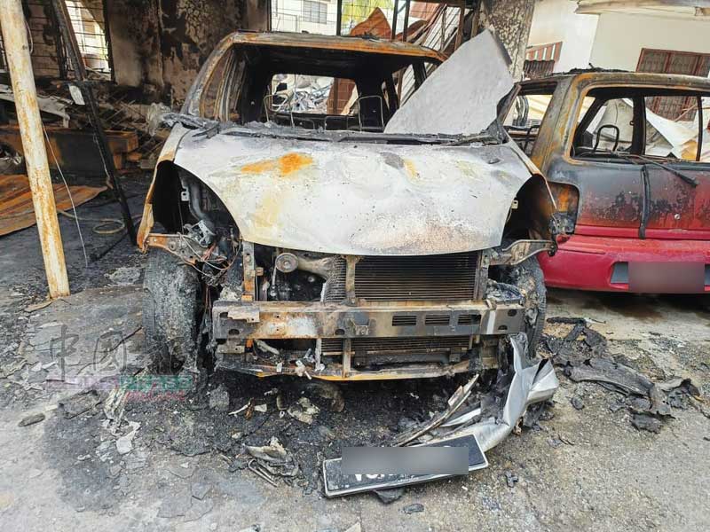 屋内锁头太多 阻邻居救父子