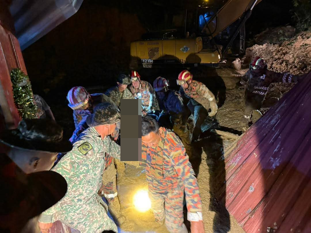 消拯员将最后一面小死者的遗体搬离现场。