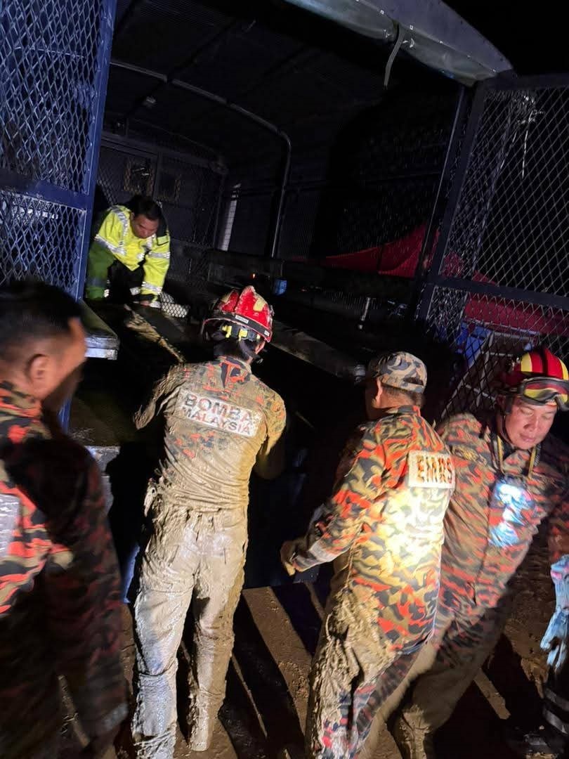 消拯员将最后一面小死者的遗体搬离现场。