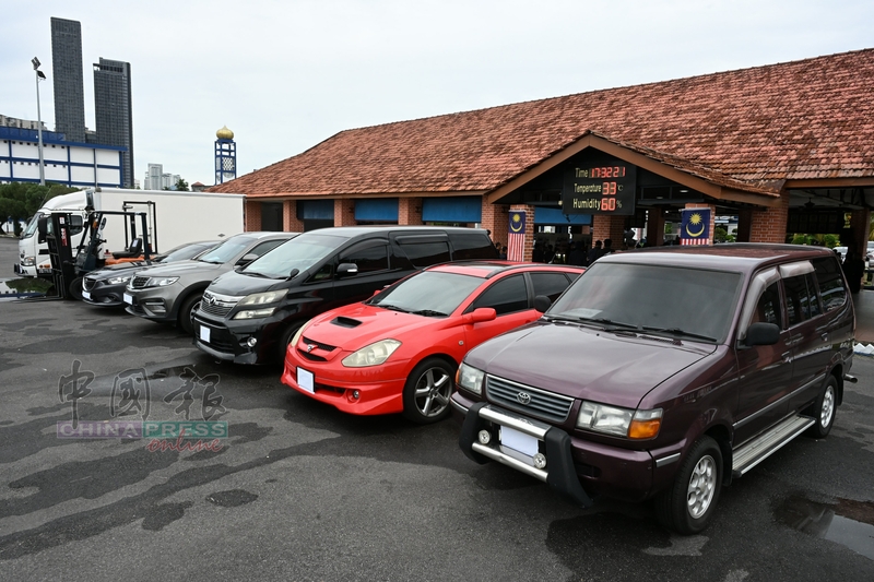 警方在逮捕行动中，充公5辆轿车及1辆叉车。
