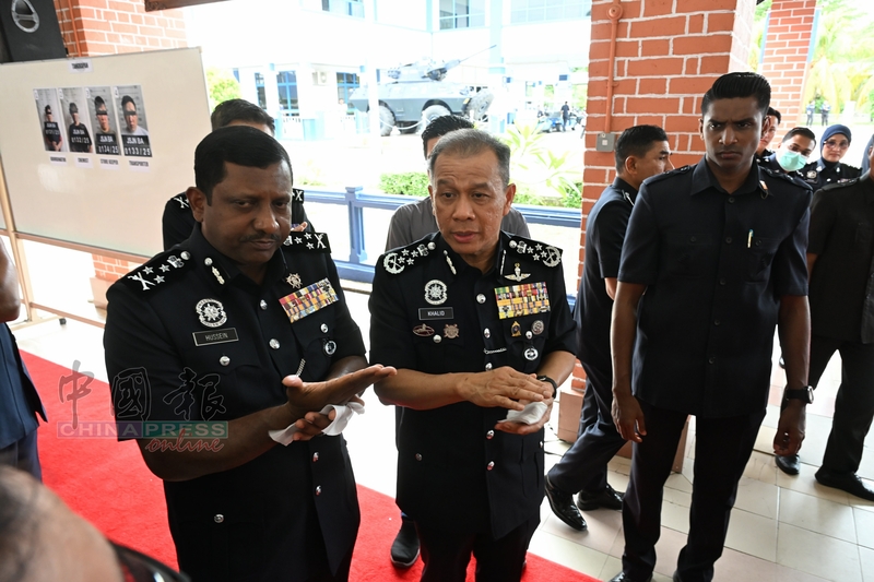 胡仙（左1）在记者会前向莫哈末卡立汇报。
