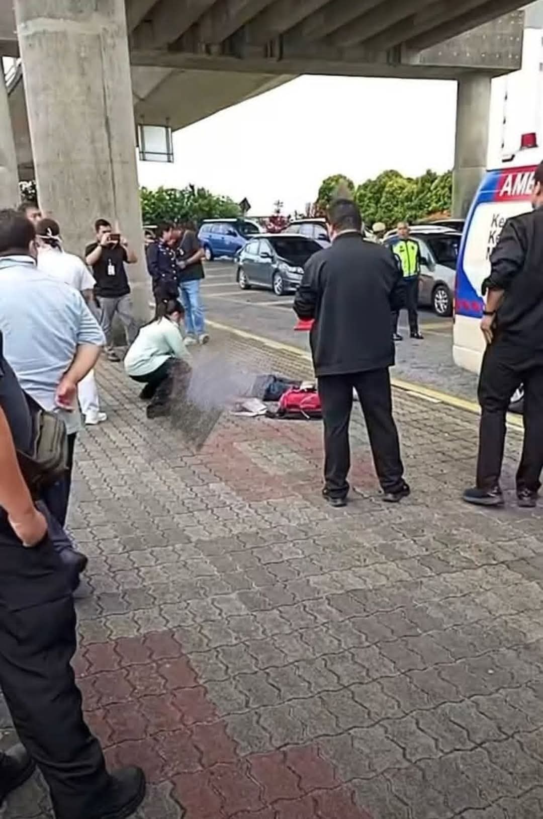 医护人员将男子抬上救护车后送院抢救。