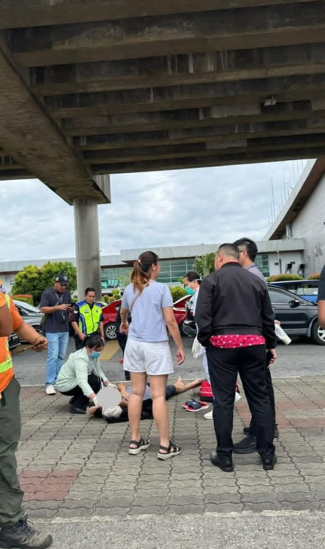 医护人员将男子抬上救护车后送院抢救。