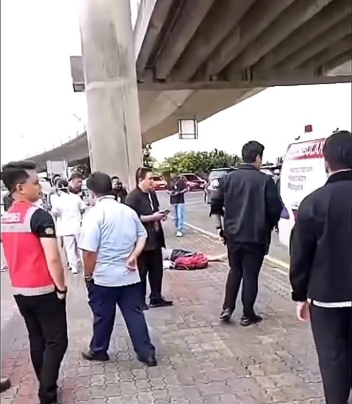 男子当时躺在地面上，疑已失去意识。