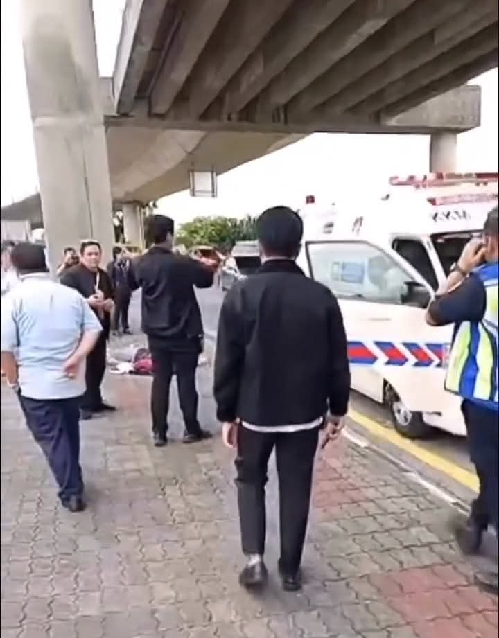 男子当时躺在地面上，疑已失去意识。