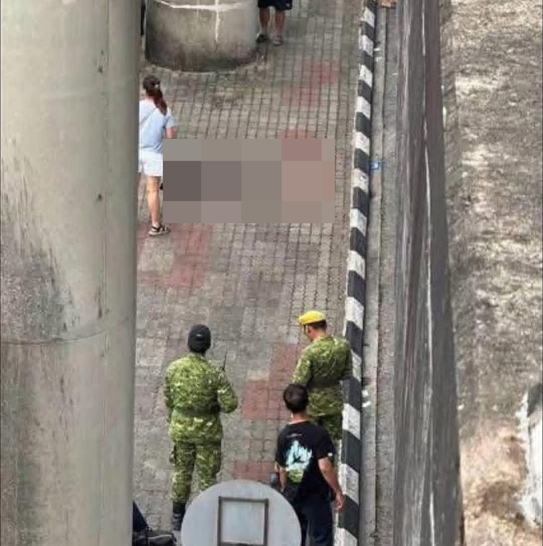 男子当时躺在地面上，疑已失去意识。