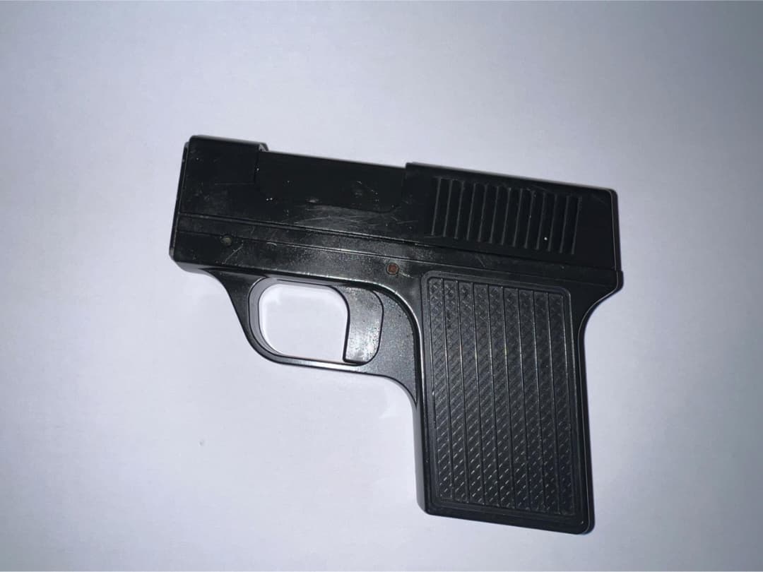 嫌犯不仅假冒警察,还亮出假枪勒索民众交出钱财。