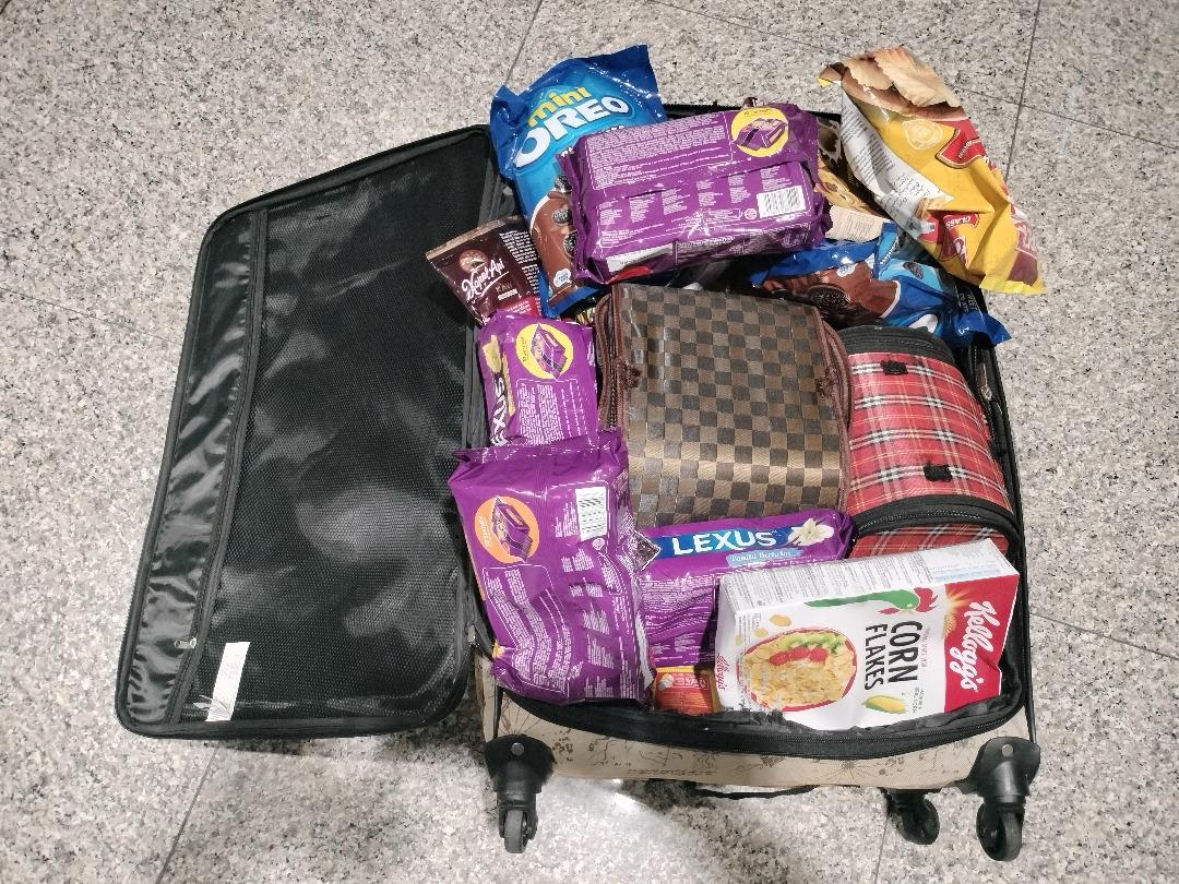 嫌犯将野生动物藏在行李箱，准备飞往孟买时，因形迹可疑被官员识破。