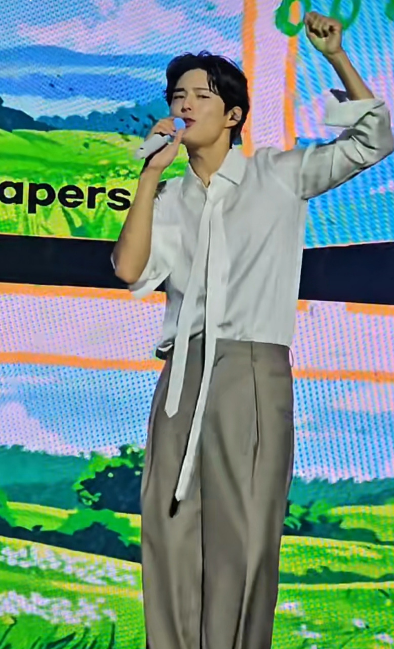 朴宝剑一向以“宠粉”闻名，这场见面会再度刷新纪录，结束后他更亲自留在出口，与现场每一位粉丝逐一击掌告别。（图取自小红书）