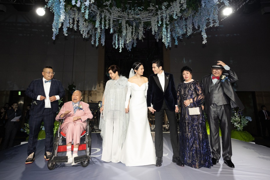林光宁（左二）去年坐轮椅出席女儿Summer与萧敬腾婚礼。