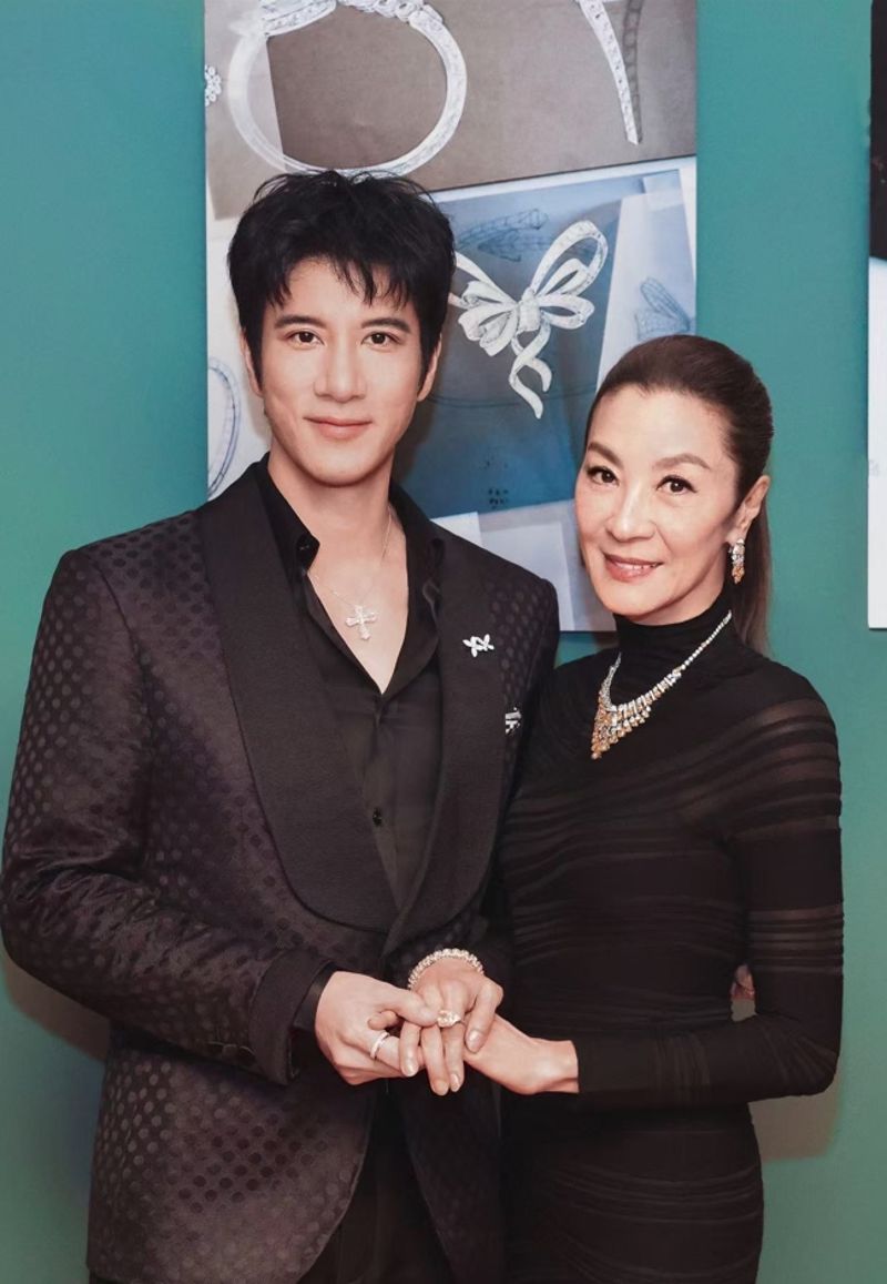 王力宏与杨紫琼盛装出席记者会。