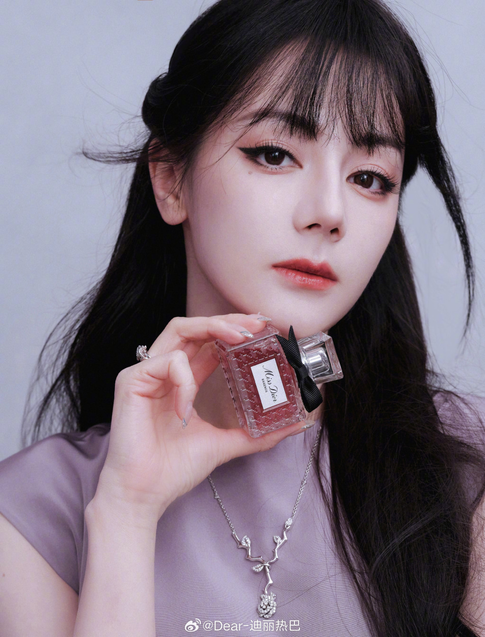 现身活动被指笑容欠奉 迪丽热巴惊现双下巴