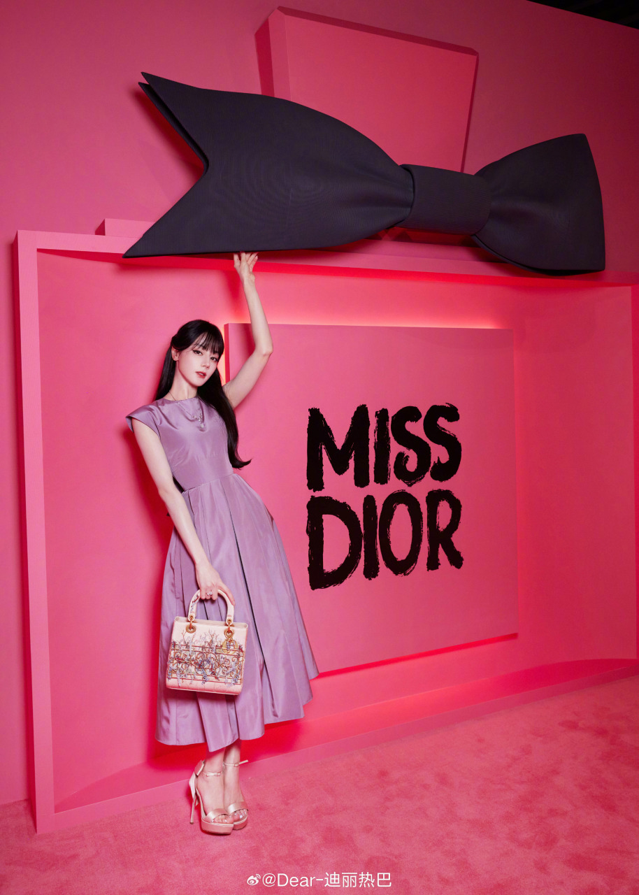 现身活动被指笑容欠奉 迪丽热巴惊现双下巴