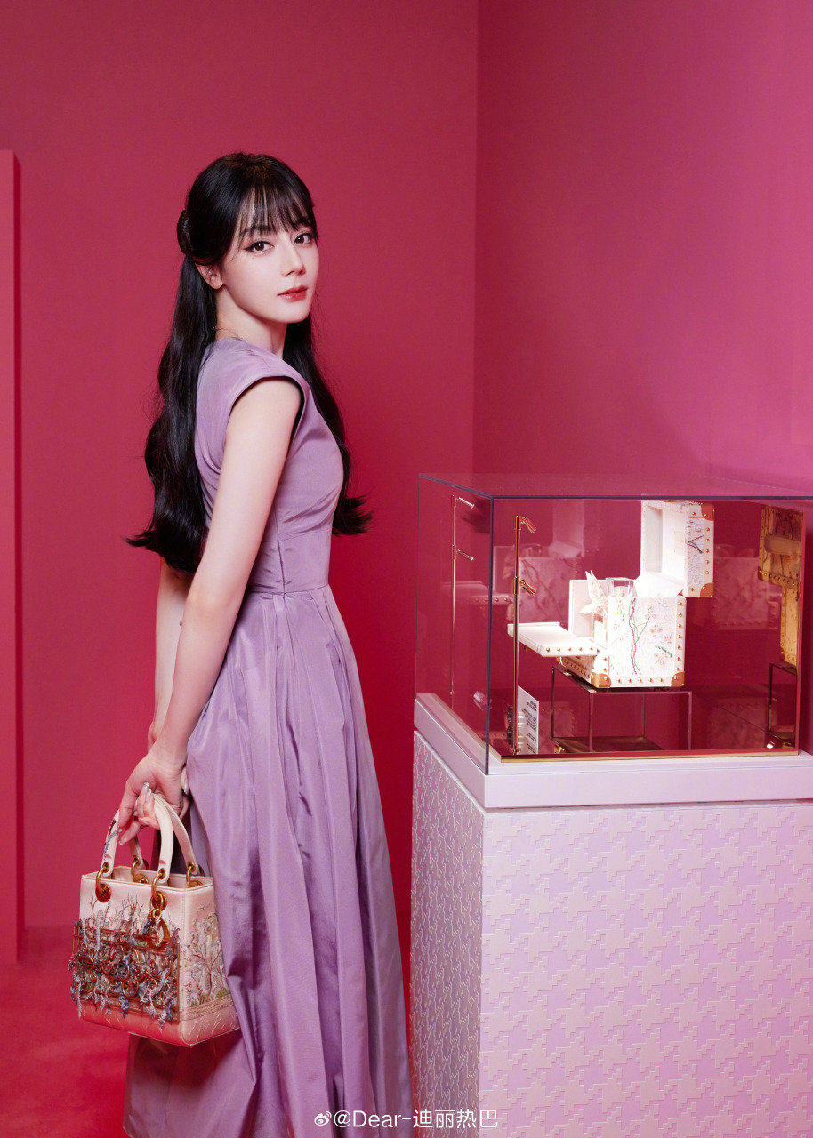 现身活动被指笑容欠奉 迪丽热巴惊现双下巴