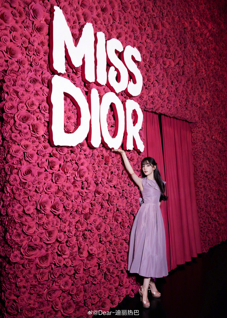 现身活动被指笑容欠奉 迪丽热巴惊现双下巴