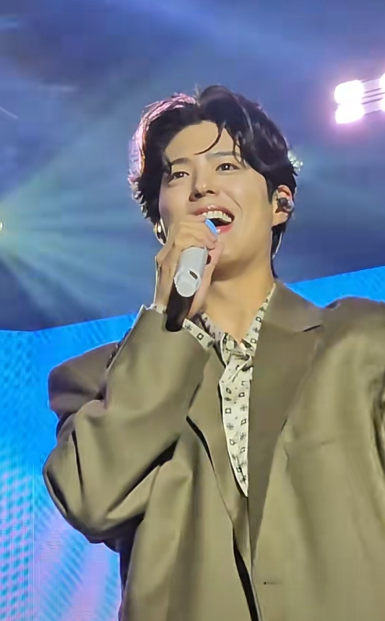 朴宝剑一向以“宠粉”闻名，这场见面会再度刷新纪录，结束后他更亲自留在出口，与现场每一位粉丝逐一击掌告别。（图取自小红书）