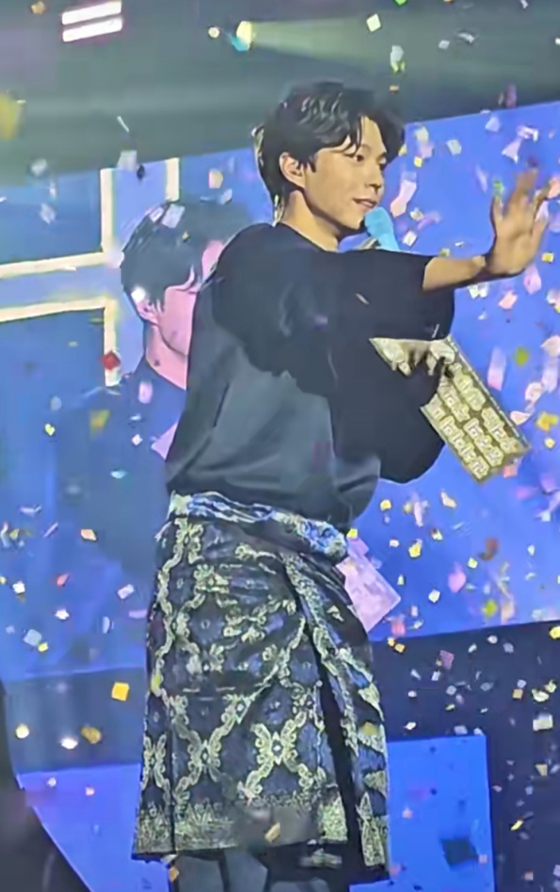 朴宝剑一向以“宠粉”闻名，这场见面会再度刷新纪录，结束后他更亲自留在出口，与现场每一位粉丝逐一击掌告别。（图取自小红书）