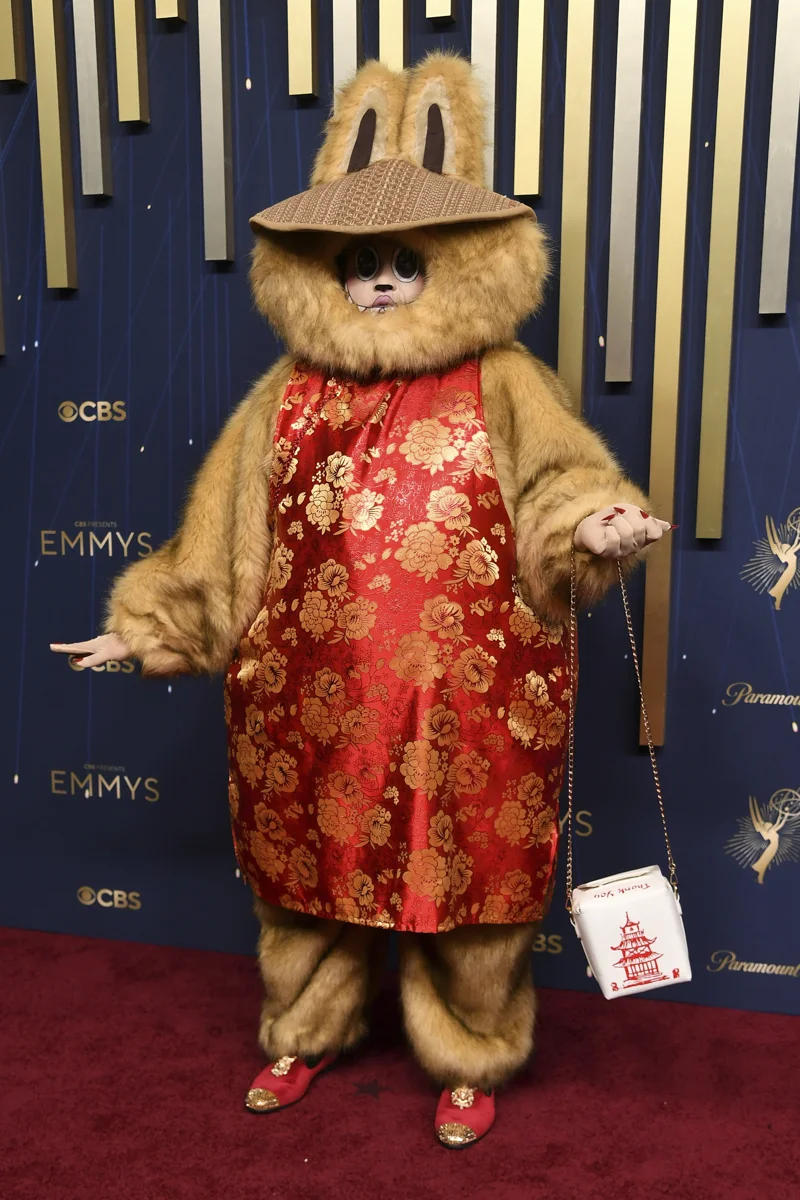 Joella在艾美奖上化身真人版Labubu。