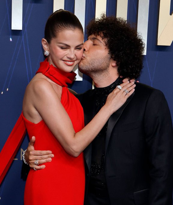 赛琳娜戈梅兹和未婚夫红毯放闪。