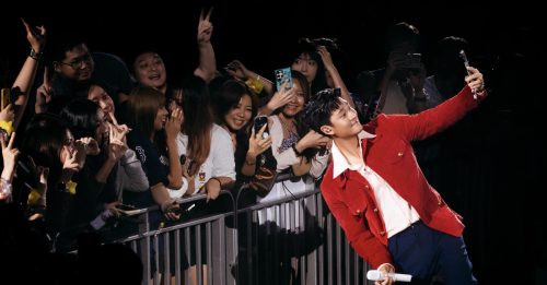 周兴哲求粉丝 iPhone 17别丢上台