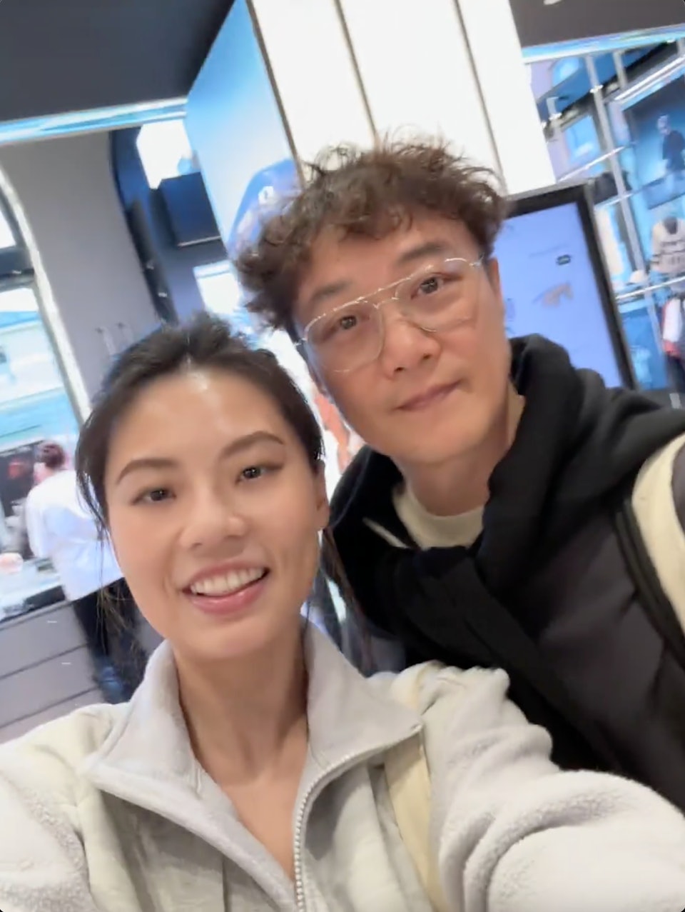 女粉丝在英国偶遇陈奕迅。