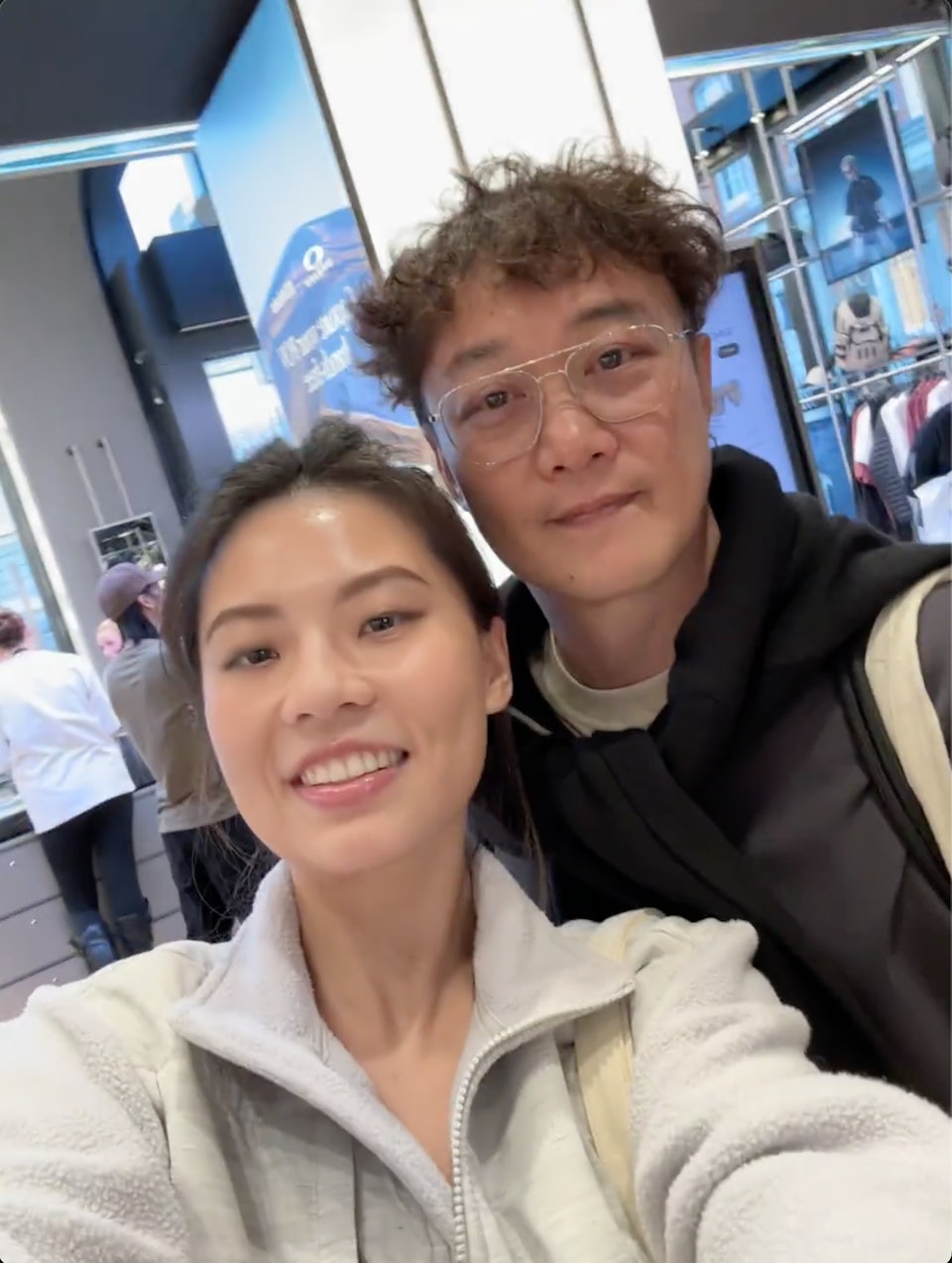 女粉丝兴奋得整个身体几乎靠在陈奕迅身上。